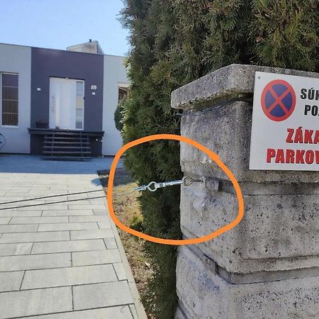 Slnecny Apartmanovy Dom Oslany Buitenkant foto