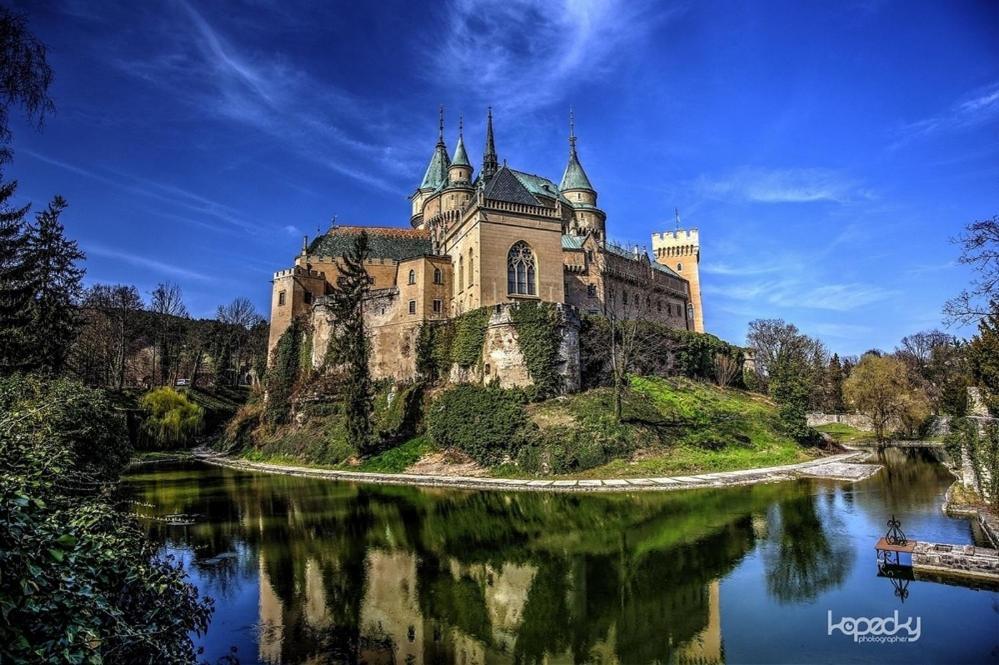 Slnecny Apartmanovy Dom Oslany Buitenkant foto